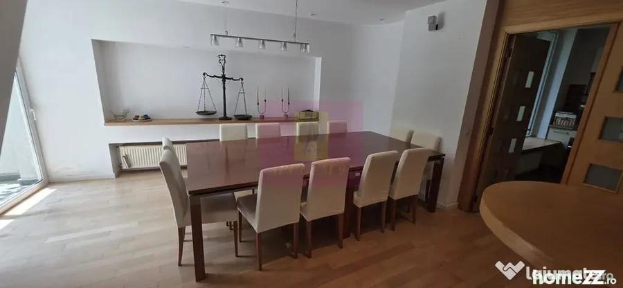 Casă cu 7 camere cu Teren 2813 Mp în Central