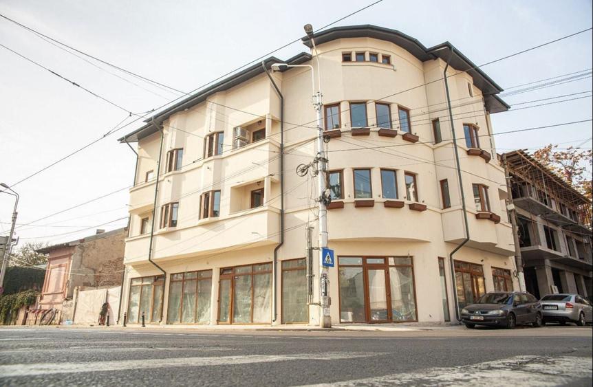 Casă individuală cu 15 camere cu Canalizare în Polonă