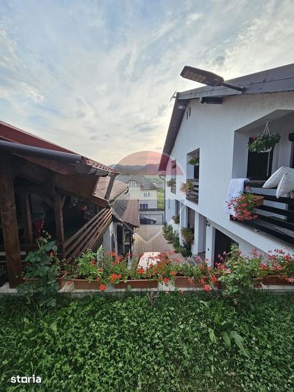 Casă cu 9 camere decomandat cu Teren 750 Mp în Rona de Jos