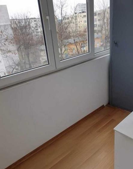 Apartament cu 3 camere semidecomandat în Podu Roș