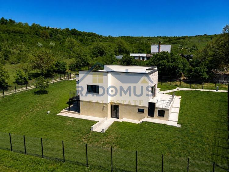 Casă individuală cu 5 camere cu Canalizare în Est