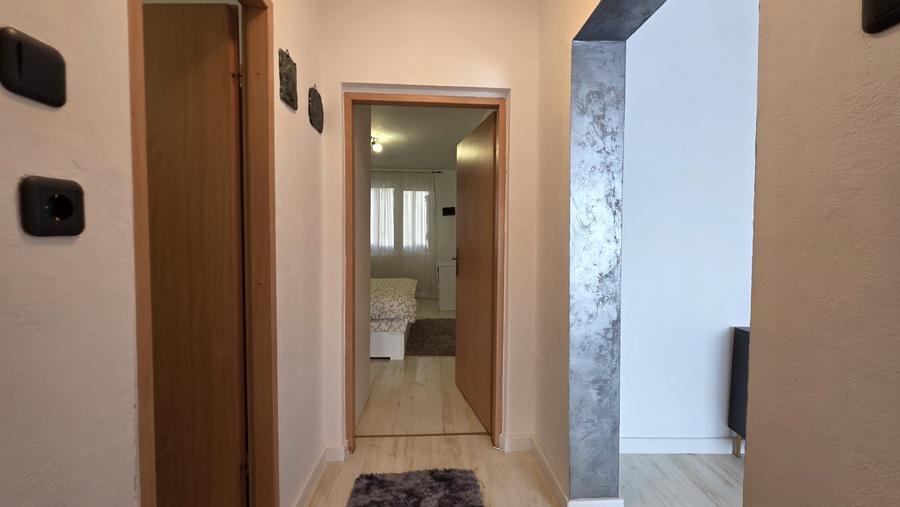 Apartament cu 3 camere semidecomandat, mobilat în Circumvalațiunii