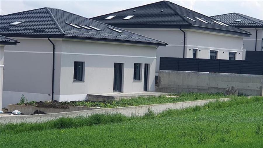 Casă individuală cu 7 camere cu Teren 450 Mp în Moara