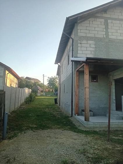 Casă cu Teren 680 Mp în Lucieni