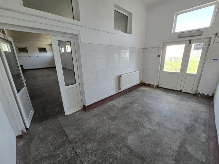 Inchiriez hala situata ultracentral in Caracal - 7