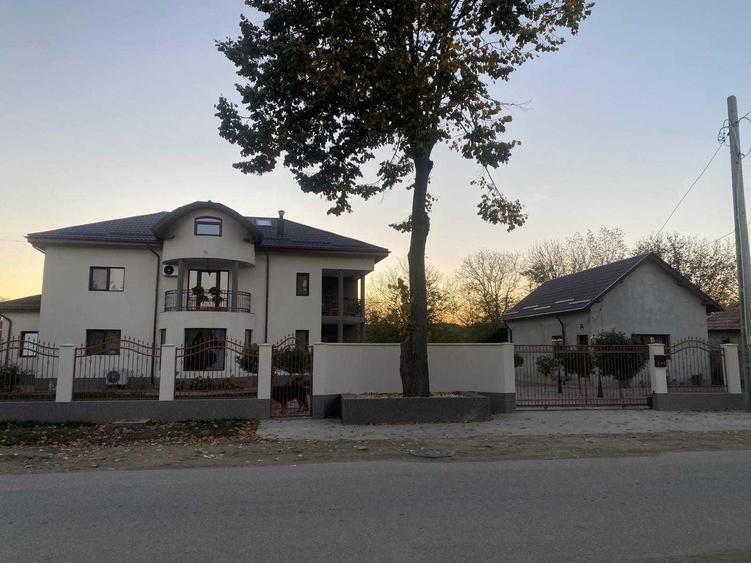 Vila P+E+M 350mp + casa de oaspeti situata la 11 km de Targoviste - 8