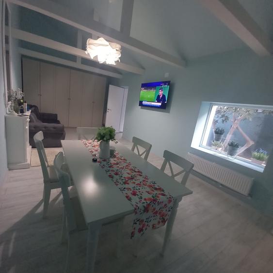 Casă de închiriat  cu 3 camere decomandate, zona Palazu Mare - 1