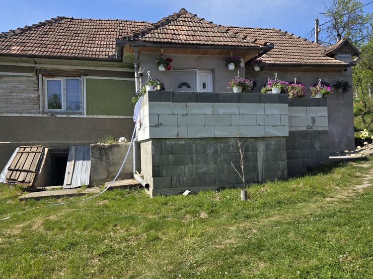 Vind casa in comuna sic jud cluj. Teren 600 mp acte la zi mai multe detali la nr de tel 0771108976 - 7