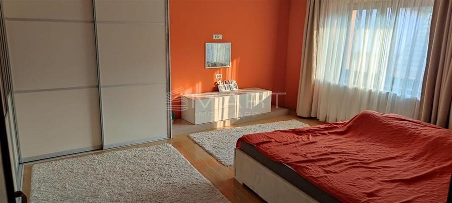 Casă cu 9 camere cu Teren 1545 Mp în Cristian