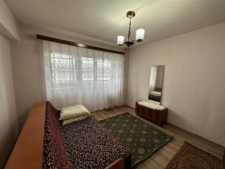 Apartament cu 3 camere decomandat în B-dul București