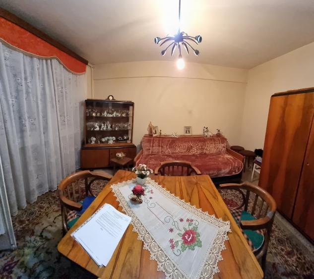 Apartament doua camere, decomandat, etaj patru, structura buna, simplu, central - 5