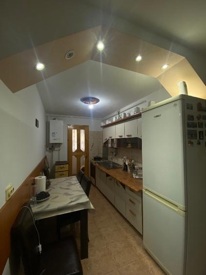 DE VÂNZARE: Apartament 3 camere Zarnesti  - 3