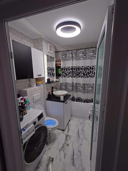 Apartament cu 3 camere semidecomandat în Exterior Vest