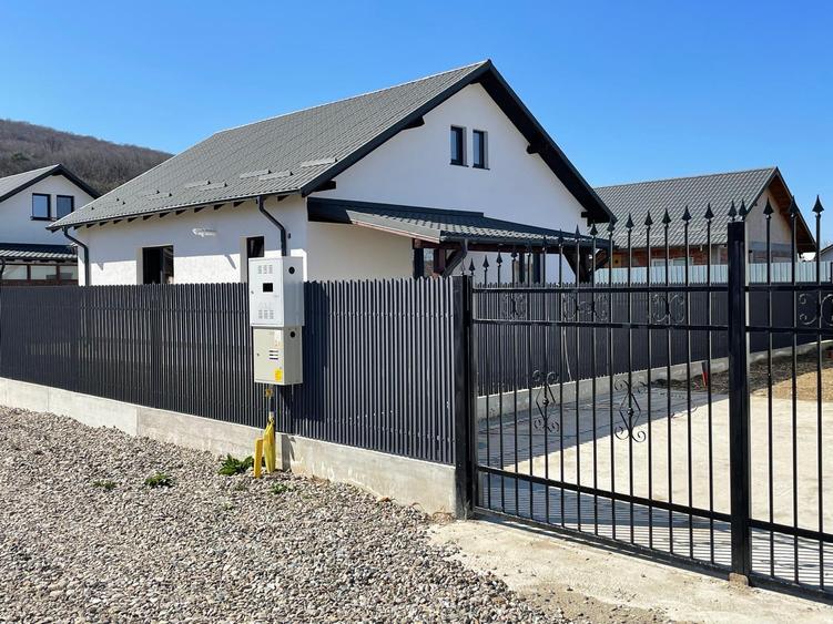 Casă individuală cu 4 camere cu Teren 380 Mp în Hemeiuș
