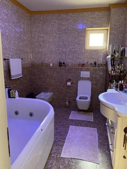 Casă individuală cu 6 camere cu Piscina în Sud-Est
