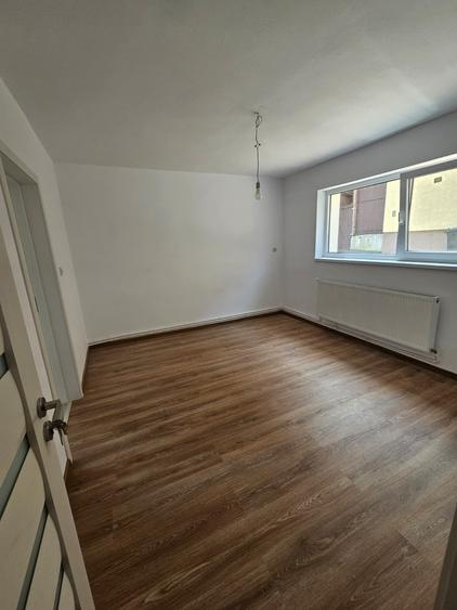 Casă individuală cu 8 camere cu Teren 510 Mp în Central