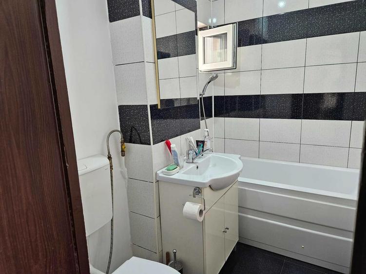 Apartament cu 3 camere decomandat în Giurgiului