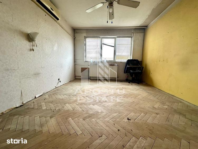 Apartament cu 3 camere semidecomandat în Soarelui