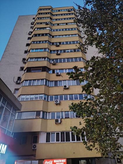 Apartament cu 4 camere semidecomandat în Teiul Doamnei