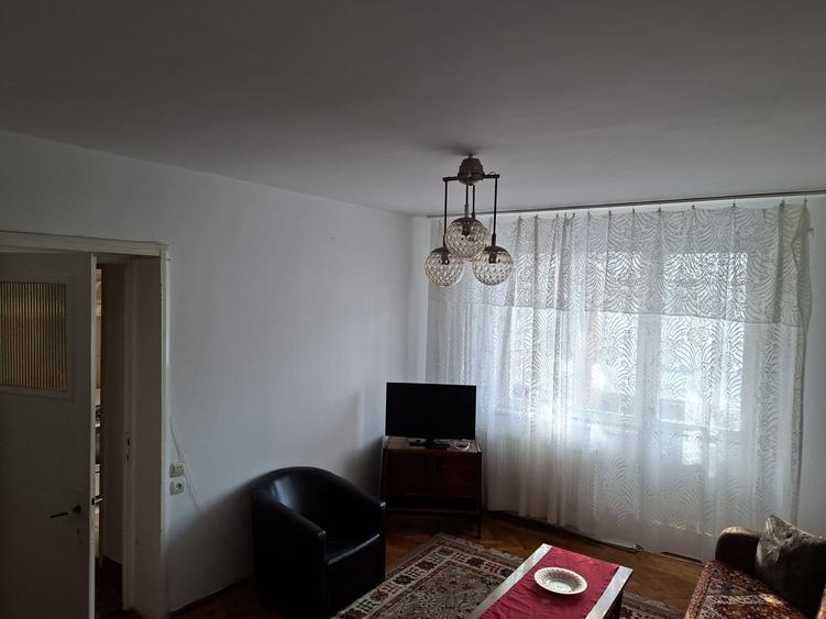 Apartament cu 2 camere semidecomandat în Calea București