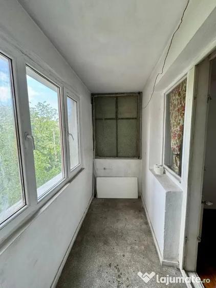Apartament cu 3 camere semidecomandat în Berceni