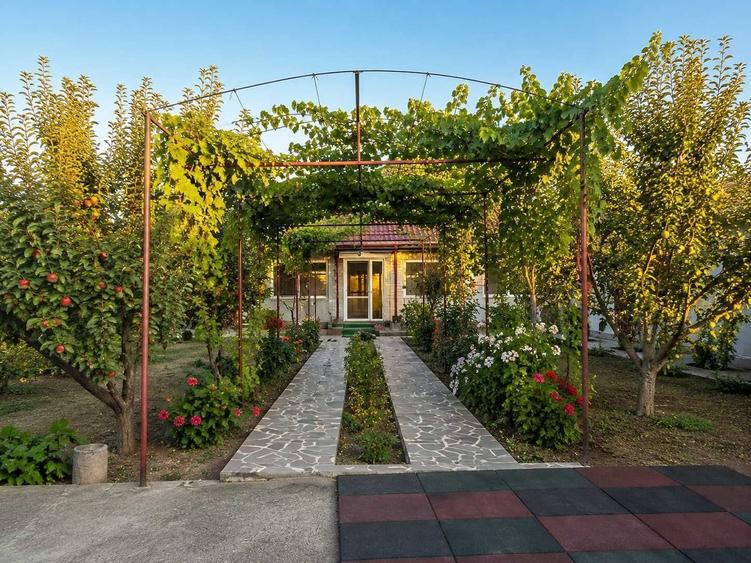 Casă cu 3 camere decomandat în Șendreni
