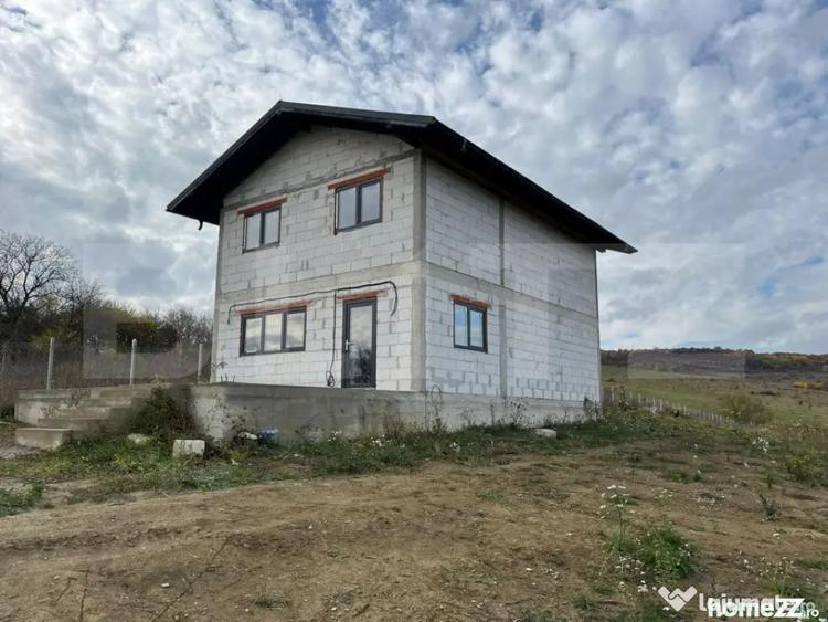Casă cu 4 camere cu Teren 3000 Mp în Uriu