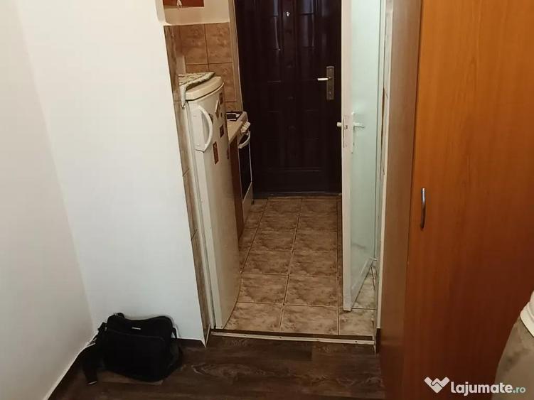 Inchiriez garsoniera - 2