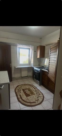 Apartament cu 3 camere decomandat, mobilat în Nicolina