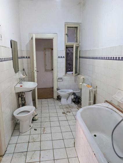 Vand apartament cu 3 camere pe Str Independentei - 9