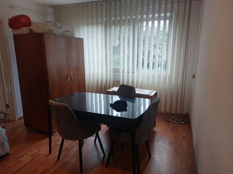 Inchiriez apartament 3 camere - 1