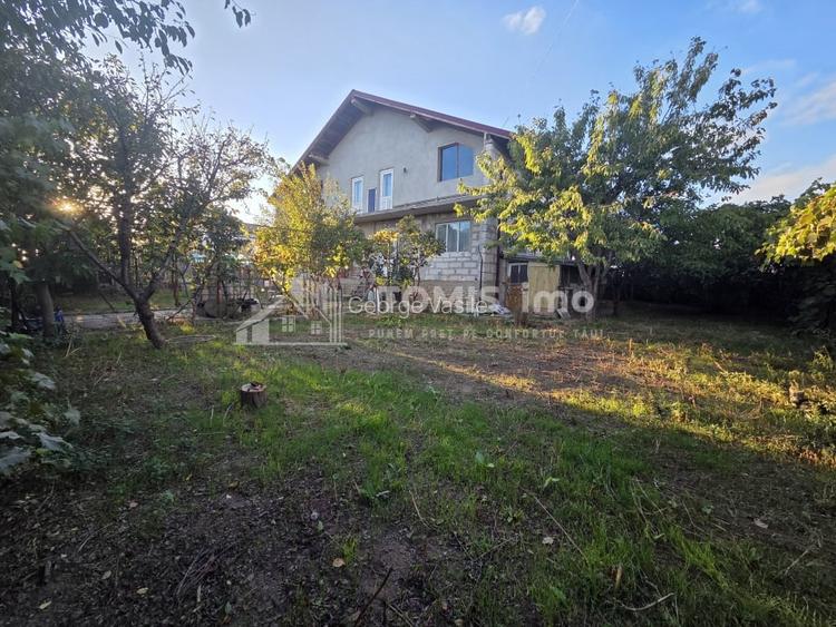 Casa cu mansarda, la rosu, in Lazu