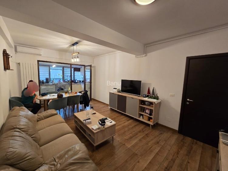 Apartament lux 4 camere cu 2 birouri, dressing, clima, 6 locuri cazare+ canapea.