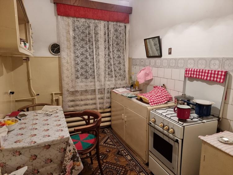 Apartament doua camere, decomandat, etaj patru, structura buna, simplu, central - 15