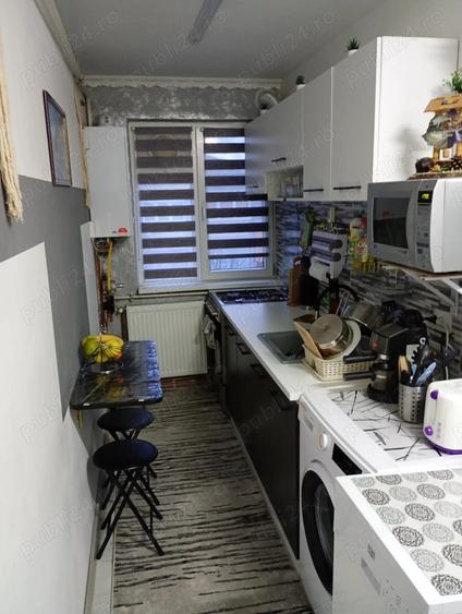 Vand apartament cu trei camere termopane centrala gaz clima proaspat renovat etajul 4 acoperit - 2