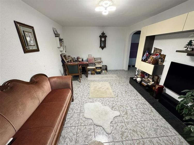 3 camere, etaj 3 cu acoperis, 2 balcoane , 2 bai, zona centrala - 4