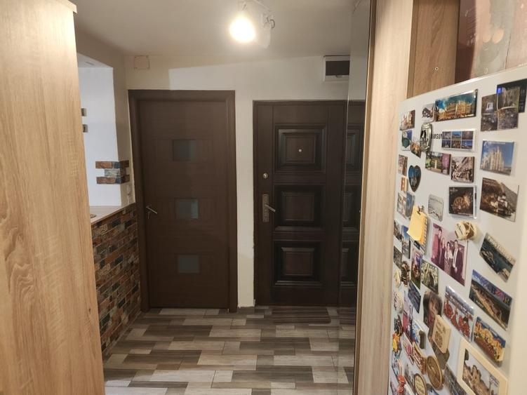 Vând apartament etaj 1 - 1