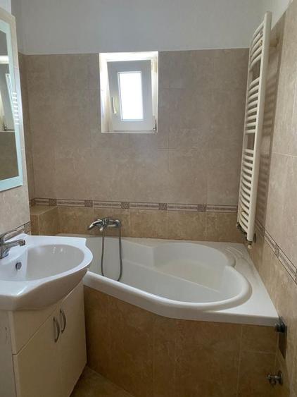 Apartament cu 4 camere decomandat în Micro 16