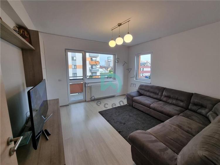 Apartament cu 3 camere decomandat, mobilat în Tractorul