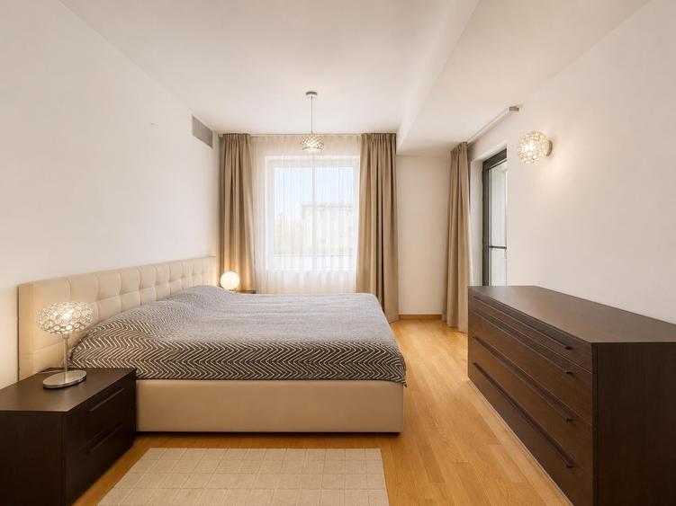 Apartament cu 3 camere semidecomandat în Dorobanți