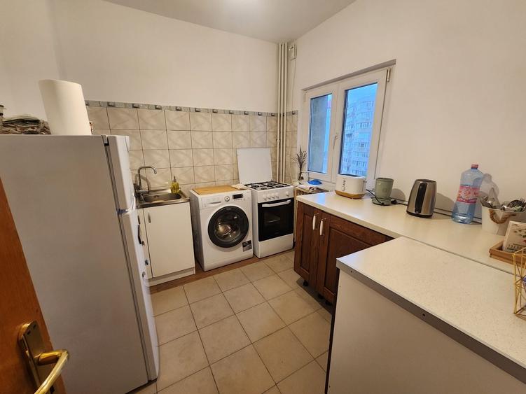 Apartament cu 3 camere semidecomandat în Titulescu