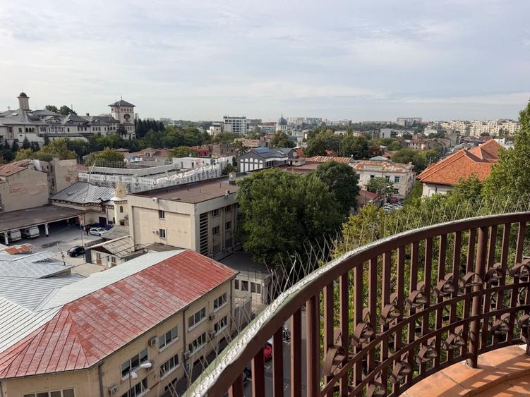 Apartament cu 4 camere în P-ța Unirii