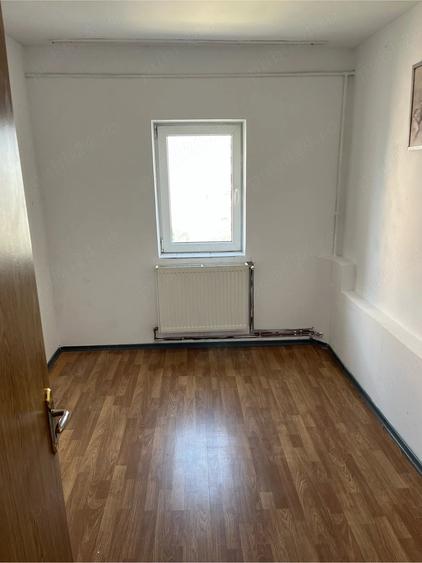 Apartament cu 3 camere semidecomandat în Mioriței