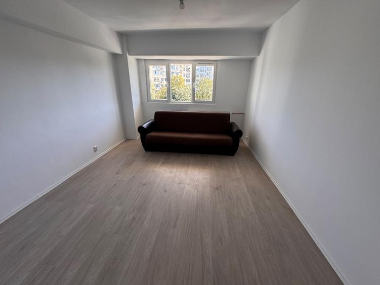 Apartament cu 4 camere decomandat în Drumul Taberei