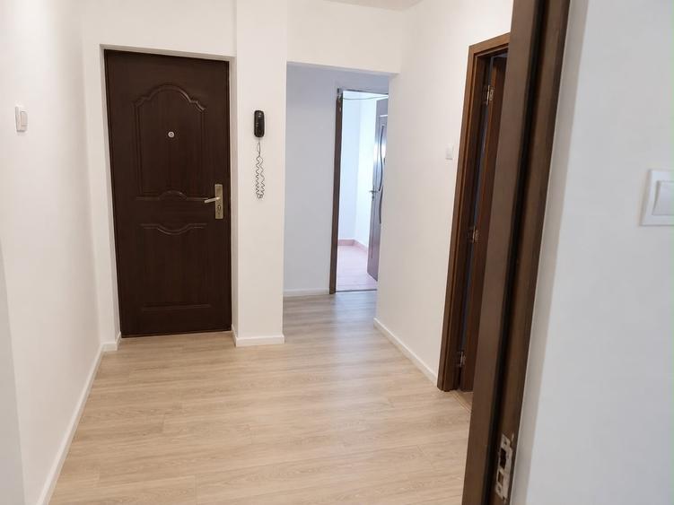 Apartament cu 3 camere semidecomandat în Titan