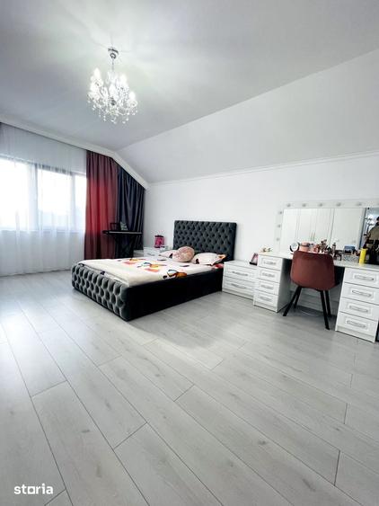 Casă cu 6 camere cu Teren 370 Mp în Haieu