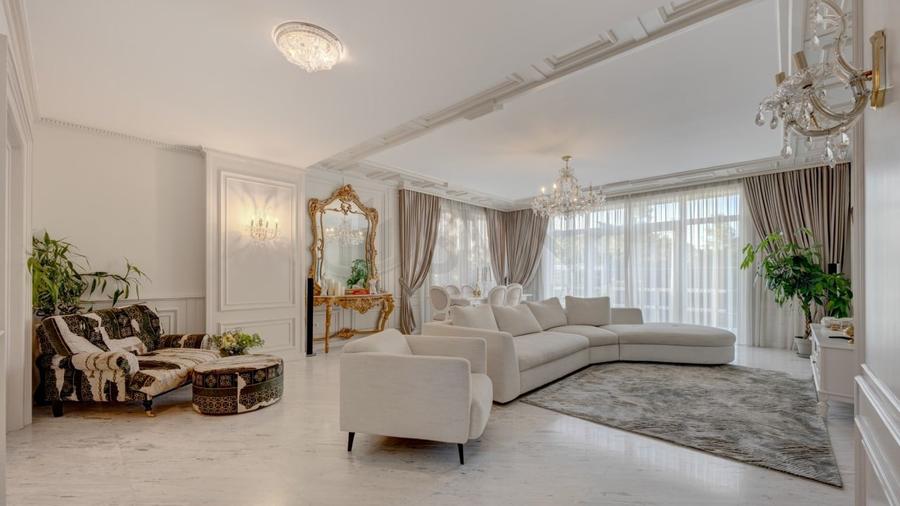 Casă individuală cu 7 camere cu Piscina în Central