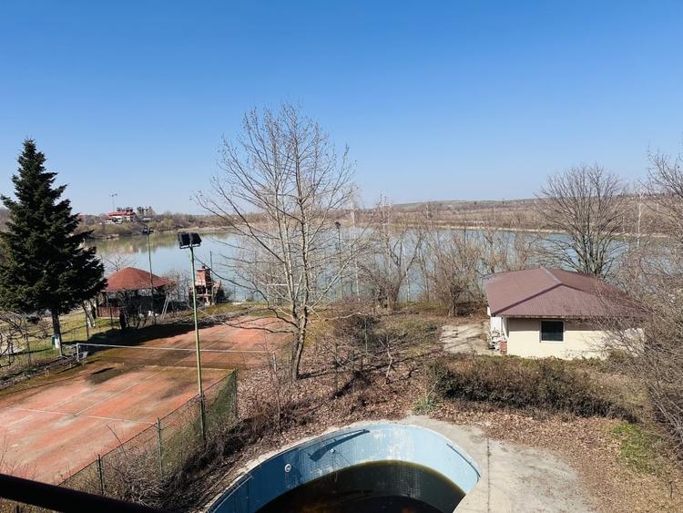 Casă individuală cu 7 camere cu Piscina în Roșu