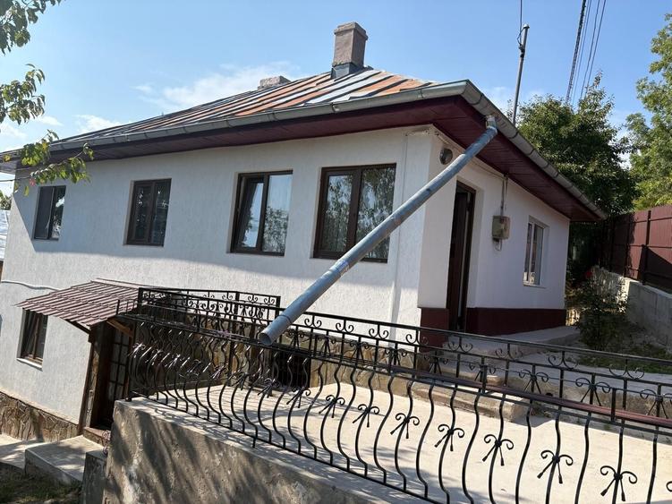 Vand casa traditionala din lemn in comuna Sotrile, judetul Prahova, intr-o zona linistita si pitoreasca, la aproximativ 10 minute de Lacul Paltinu - 13