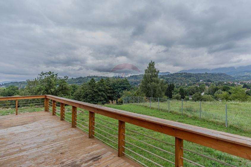 Casă individuală cu 5 camere cu Teren 2166 Mp în Bran